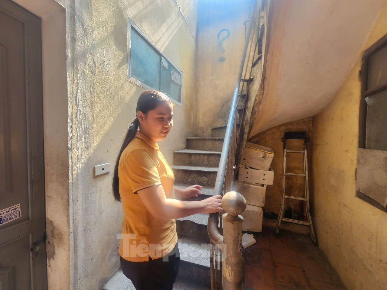 Minh dò đường lên phòng trọ ở tầng 2 Minh dò đường lên phòng trọ ở tầng 2