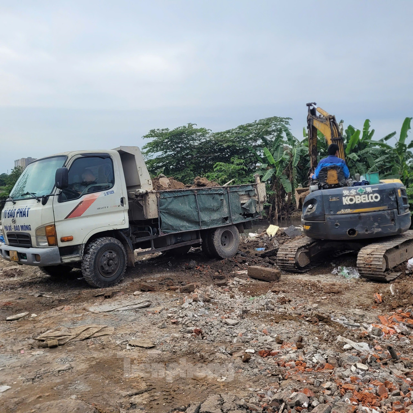 Đối tượng vi phạm buộc phải hoàn trả mặt bằng, mang trạc thải xây dựng đã đổ đi nơi khác