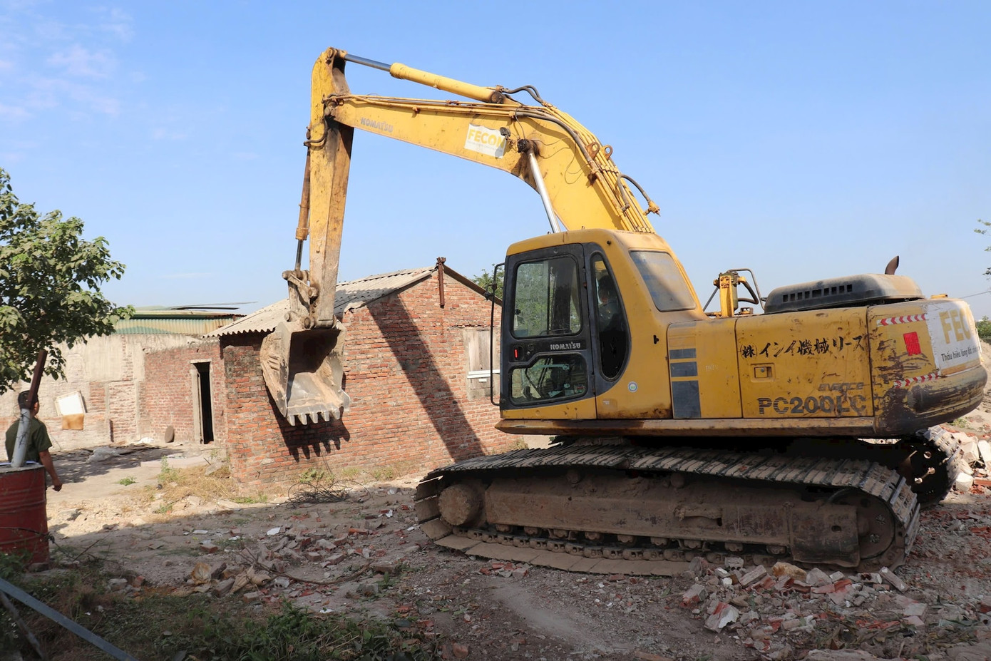 Lực lượng chức năng huyện Đông Anh cưỡng chế thu hồi đất, GPMB tại xã Liên Hà (ảnh: Minh Đỗ)