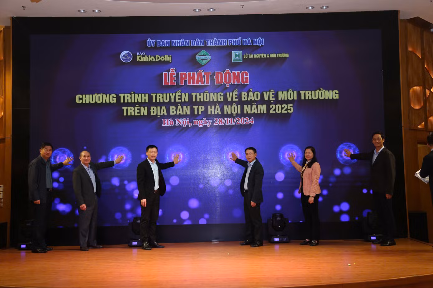 Các đại biểu phát động Chương trình truyền thông về Bảo vệ môi trường trên địa bàn TP. Hà Nội năm 2025.