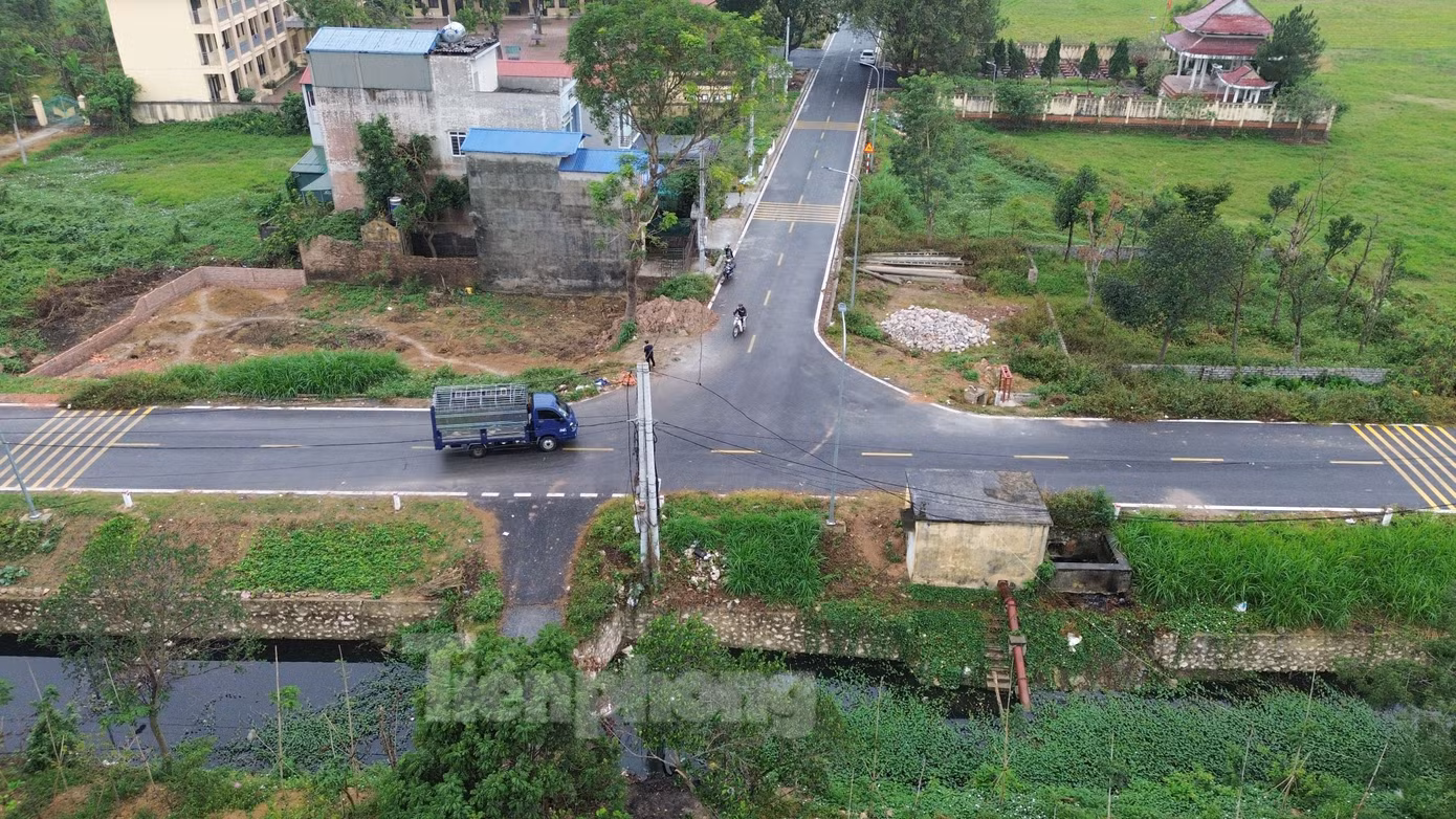 Theo ông Hánh, một số đoạn đường đã được chủ đầu tư hoàn thiện trải nhựa, lắp gờ giảm tốc, biển cảnh báo, phản quang. Tuy nhiên, do chưa được bàn giao cho chủ đầu tư nên còn nhiều hạng mục chưa hoàn thiện, trong đó có hệ thống điện chiếu sáng.