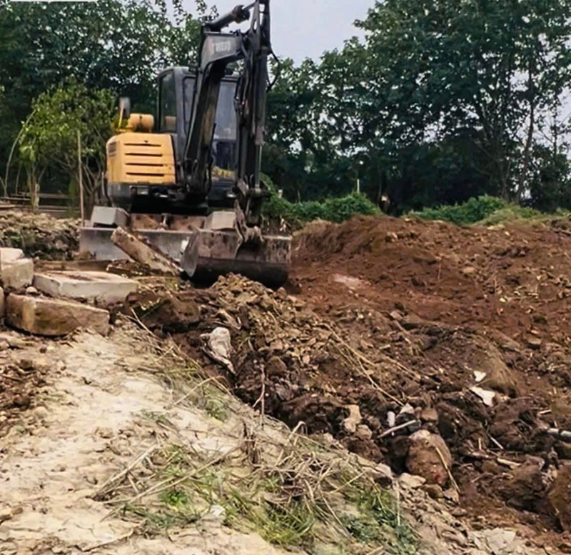 Máy xúc có hành vi san lấp đất đá thải trái phép bị lực lượng chức năng quận Tây Hồ bắt quả tang. Ảnh: Kim Thạch Máy xúc có hành vi san lấp đất đá thải trái phép bị lực lượng chức năng quận Tây Hồ bắt quả tang. Ảnh: Kim Thạch