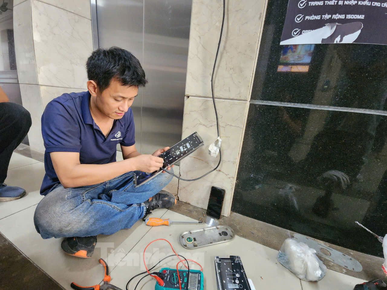 Ông Nguyễn Hải Đức, Chủ tịch Hiệp hội Thang máy Việt Nam cho biết, có nhiều nguyên nhân dẫn đến sự cố thang máy. Thang máy có thể nhập khẩu nguyên chiếc, nhưng bản chất là các bộ phận rời, đến công trường mới được lắp đặt hoàn thiện. Khi đó, kỹ thuật viên, con người lắp đặt không đúng tiêu chuẩn, như điểm hở, điểm nối của ray, ốc vít… sẽ khiến thang máy rung lắc. Quá trình chạy sẽ khiến thiết bị bào mòn, hỏng hóc nhanh. Hoặc có thể do mua sắm thiết bị không đảm bảo chất lượng, tiêu chuẩn. Ảnh: Kỹ thuật viên đang sửa chữa thang máy tại tòa nhà HH03F, Khu đô thị Thanh Hà. Ông Nguyễn Hải Đức, Chủ tịch Hiệp hội Thang máy Việt Nam cho biết, có nhiều nguyên nhân dẫn đến sự cố thang máy. Thang máy có thể nhập khẩu nguyên chiếc, nhưng bản chất là các bộ phận rời, đến công trường mới được lắp đặt hoàn thiện. Khi đó, kỹ thuật viên, con người lắp đặt không đúng tiêu chuẩn, như điểm hở, điểm nối của ray, ốc vít… sẽ khiến thang máy rung lắc. Quá trình chạy sẽ khiến thiết bị bào mòn, hỏng hóc nhanh. Hoặc có thể do mua sắm thiết bị không đảm bảo chất lượng, tiêu chuẩn. Ảnh: Kỹ thuật viên đang sửa chữa thang máy tại tòa nhà HH03F, Khu đô thị Thanh Hà.