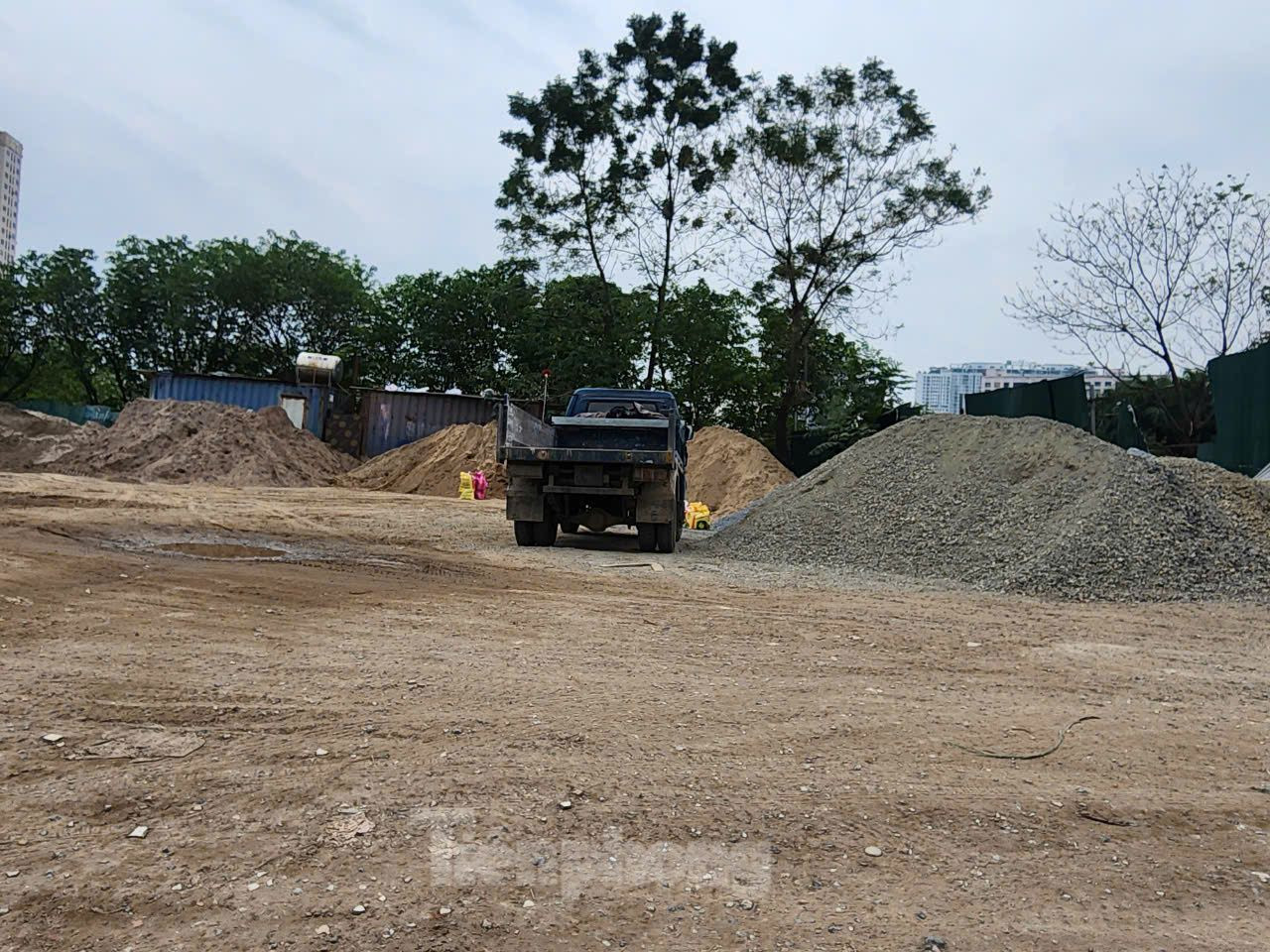 UBND quận đã ban hành 34 quyết định thu hồi đất và 34 quyết định phê duyệt phương án bồi thường, hỗ trợ và tái định cư đối với 35/53 trường hợp với tổng số tiền bồi thường, hỗ trợ là 1.165.697.561 đồng. Trong đó, 31 trường hợp đất trống có nguồn gốc là đất nông nghiệp cá thể và 3 trường hợp có công trình. Đến nay, 35 hộ gia đình, cá nhân chưa đồng thuận nhận tiền và bàn giao mặt bằng.