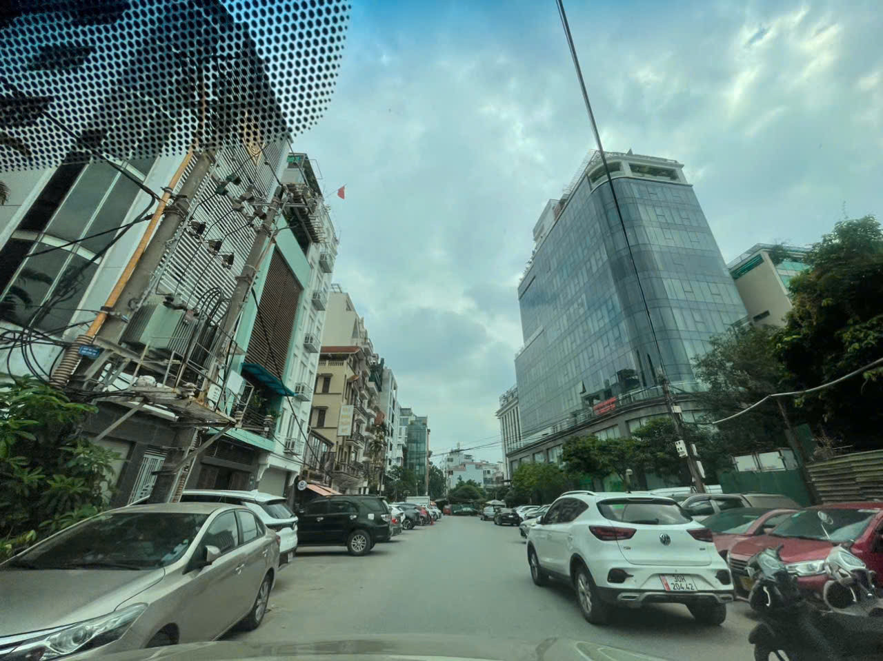 Bên cạnh đó là tình trạng xe ô tô dừng đỗ lộn xộn trong ngõ 36 Giang Văn Minh; đặc biệt là khu vực trước của hầm tòa nhà Capital dù ngay đầu ngõ là điểm trông giữ xe được cấp phép.