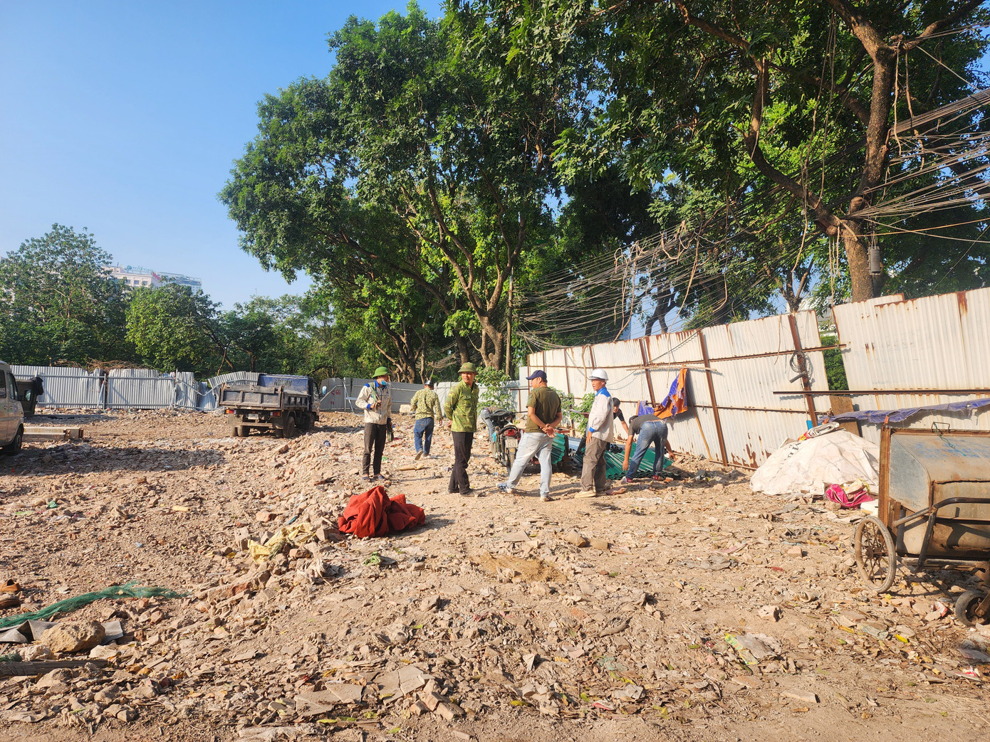 Lực lượng chức năng có mặt quây rào khu vực mặt bằng đã được giải phóng xây trạm biến áp.