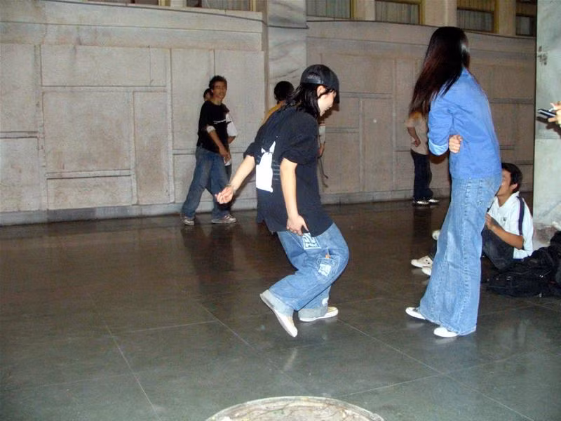 10 tuổi đã nghiền Hip - hop Minh Hoàng (nhóm Halley): Nổi nhạc lên! Những chàng trai đam mê Hip - hop Chiều nào họ cũng tập ở sân vận động... vỉa hè "Đại bản doanh" của nhóm BigToe Hip - hop đâu cứ phải... mày râu