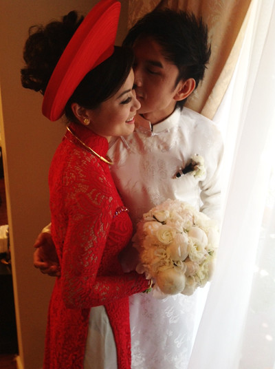 Anh còn nhẹ nhàng đặt lên má vợ nụ hôn để chứng minh cho tình yêu. Anh còn nhẹ nhàng đặt lên má vợ nụ hôn để chứng minh cho tình yêu