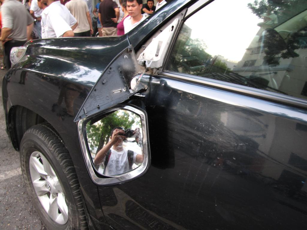 Quệt vào xe Lancruiser đang đỗ bên lề đường