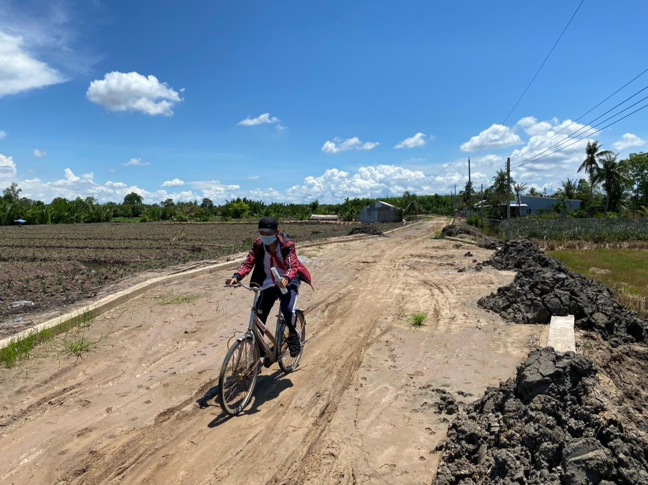 Người dân lo lắng mùa mưa sắp đến, việc nhà thầu thi công chậm tiến độ, đặc biệt từ Km4+385 đến Km5+444.57 rất ì ạch do nhà thầu là Công ty TNHH Tư vấn Thiết kế Xây dựng Trí Việt đảm nhiệm sẽ gây khó khăn cho việc đi lại của người dân.