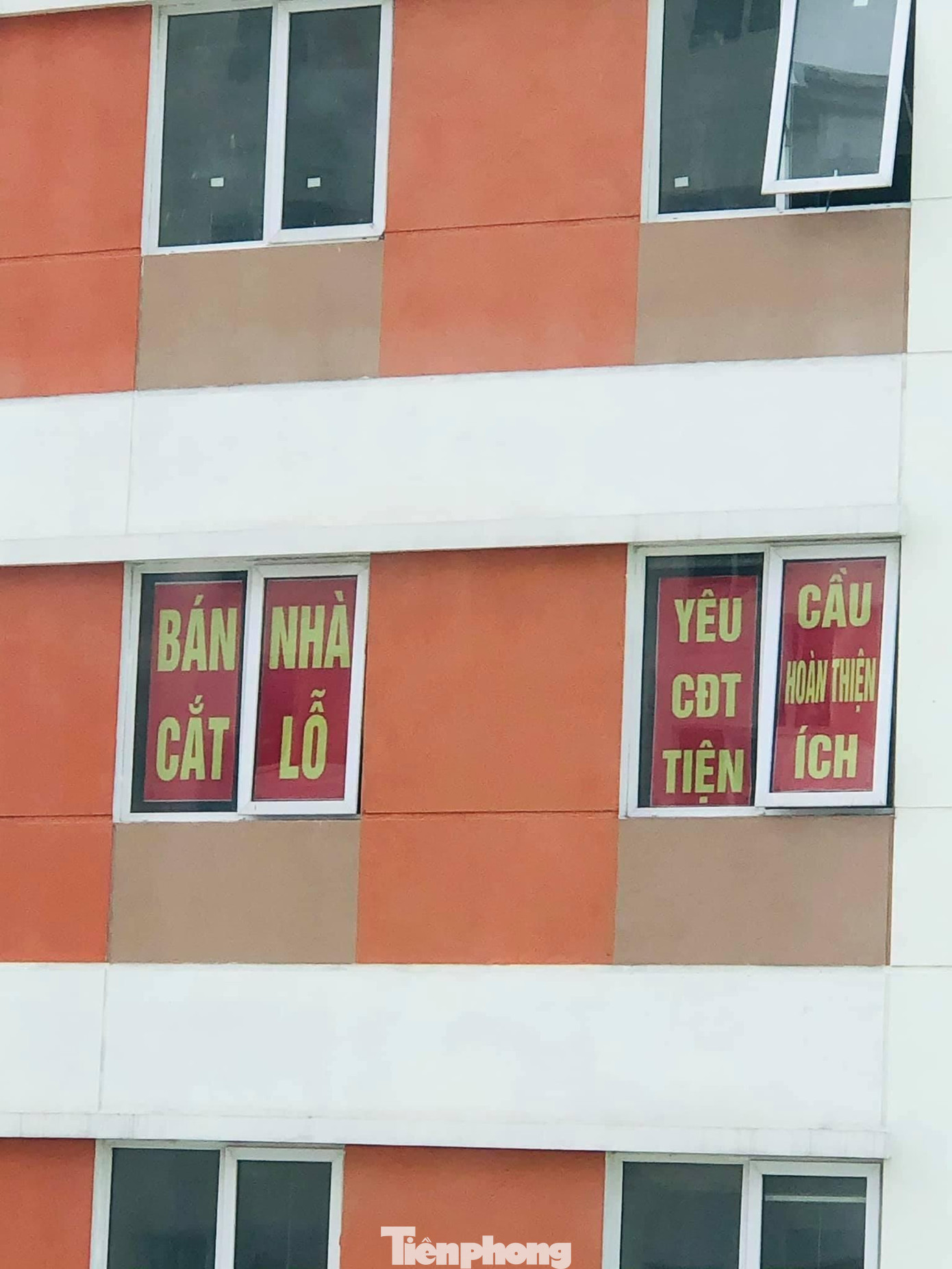 Cư dân băng rôn bán nhà cắt lỗ và yêu cầu chủ đầu tư hoàn thiện tiện ích bị cắt điện giữa đêm.