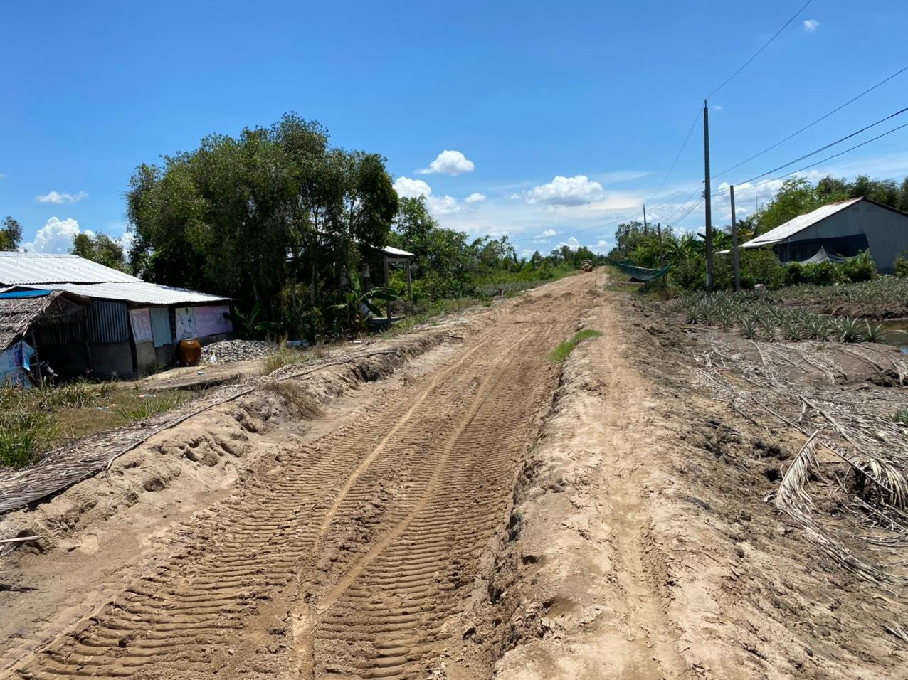 Tuyến đường đã được thi công từ lâu nhưng việc thực hiện rất chậm chạp, đến nay vẫn chưa hoàn tất khiến việc đi lại khó khăn, tiềm ẩn nguy cơ mất an toàn giao thông.