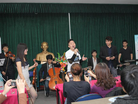 Tùng Dương cũng gửi tới các bạn sinh viên những bài hát nổi tiếng của mình