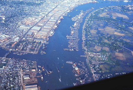 Thuyền bè tấp nập ở cảng Sài Gòn