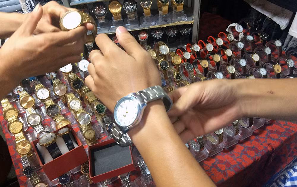Lật tẩy chiêu trò 'gian thương' bán đồng hồ giả, giá hàng hiệu ảnh 1