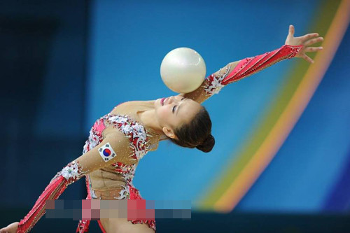 Thi đấu không thành công ở từng nội dung đơn lẻ nhưng Son Yeon Jae vẫn lọt vào chung kết nội dung toàn năng. Với tổng điểm 52.250, người đẹp hiện xếp thứ 6 trong số 24 VĐV lọt vào chung kết