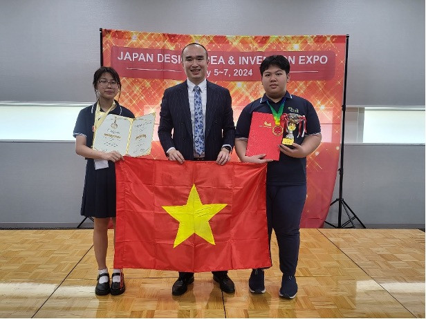 Các đội thi của trường THCS Ngô Sĩ Liên nhận giải thưởng của Ban tổ chức