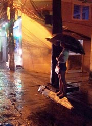 Mưa nhỏ dùng ô, mưa to thì mặc áo – H. 26 tuổi tự kể chuyện