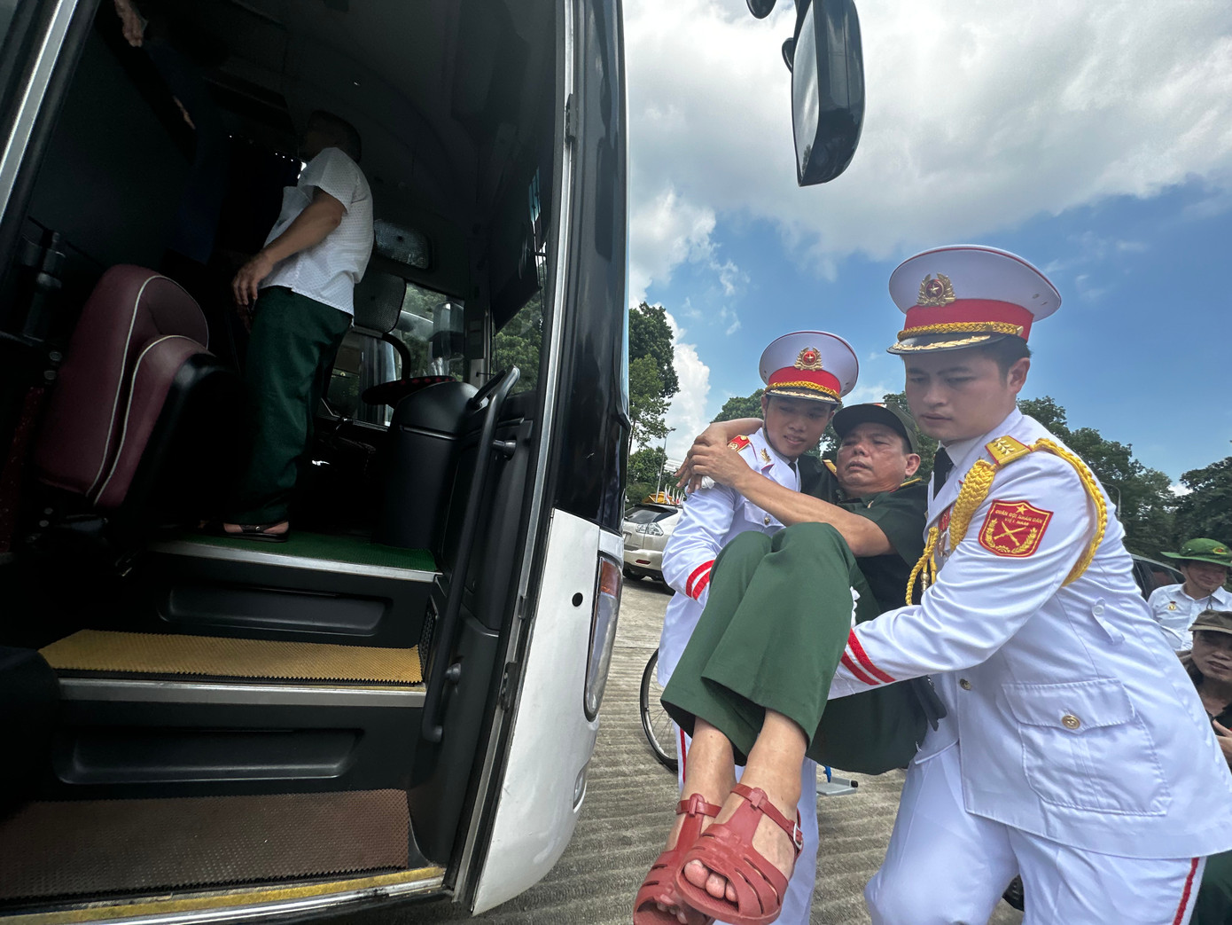 Các chiến sỹ của Bộ Tư lệnh Bảo vệ Lăng Chủ tịch Hồ Chí Minh hỗ trợ các bác thương binh trên hành trình về với Bác.