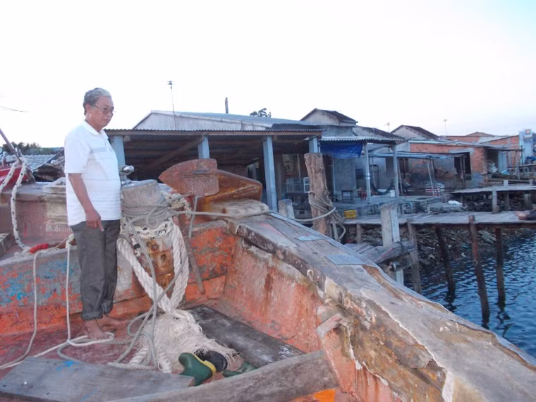 Ngư dân Trần Minh Kháng chỉ vào thanh tàu bị vở do bị tàu Trung Quốc tông. Ngư dân Trần Minh Kháng chỉ vào thanh tàu bị vở do bị tàu Trung Quốc tông