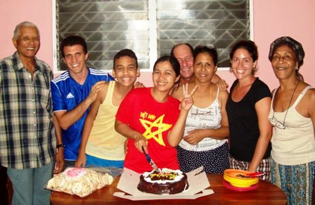 sinh viên nước ngoài đang khai tiệc sinh nhật tại gia đình chủ nhà người Cu Ba. sinh viên nước ngoài đang khai tiệc sinh nhật tại gia đình chủ nhà người Cu Ba