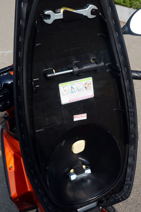 Phía dưới yên xe là dụng cụ sửa chữa đơn giản được gắn cố định