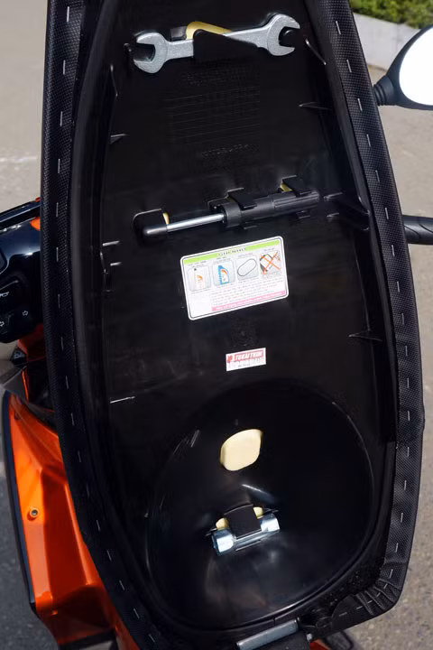 Phía dưới yên xe là dụng cụ sửa chữa đơn giản được gắn cố định