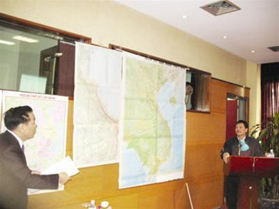 Ông Mai Trọng Tuấn (bên trái) tranh luận trực tiếp với Phó Cục trưởng HKVN Lại Xuân Thanh - Ảnh: Bảo Khánh