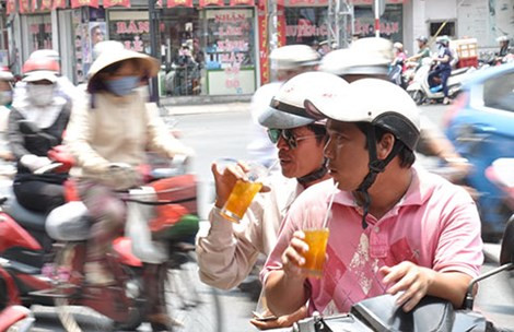 Mùa nóng, uống nước phải đúng cách 