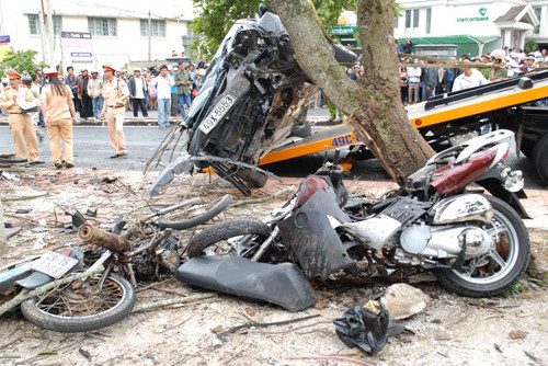 Do sử dụng rượu bia nên ông Mai Nam Dương không làm chủ được tốc độ, tay lái gây tai nạn nghiêm trọng 