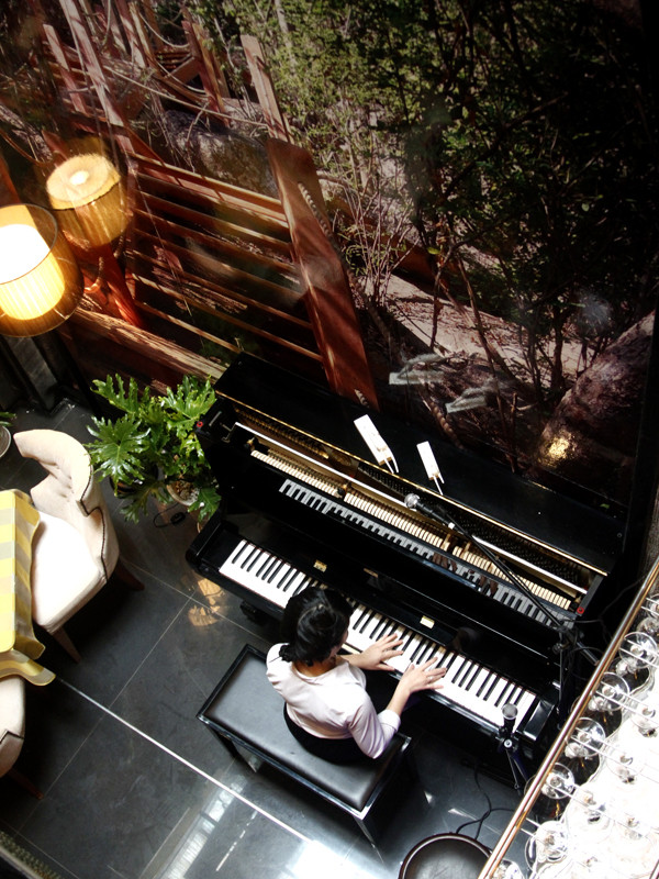 Một góc sân khấu mini của Cool - các nhạc công sẽ biểu diễn vào các tối thứ 3,4,6,7.