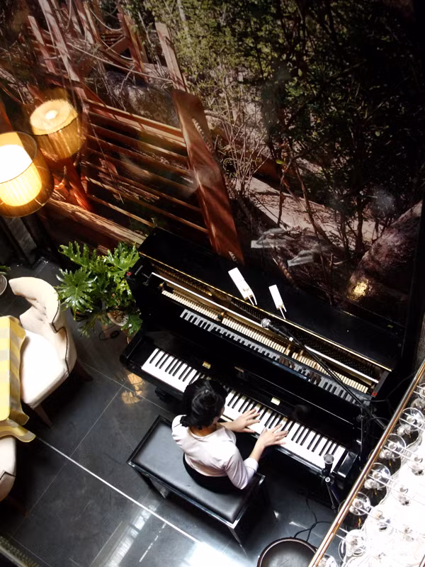 Một góc sân khấu mini của Cool - các nhạc công sẽ biểu diễn vào các tối thứ 3,4,6,7.