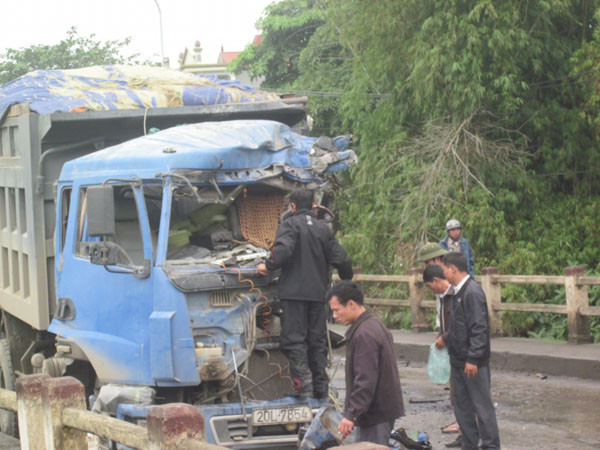 Va chạm giao thông, lái xe tải đứt lìa cánh tay ảnh 3