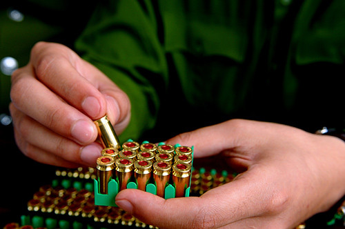 Hội thi được tổ chức theo hai hình thức bắn chậm và bắn nhanh bằng súng ngắn nữ