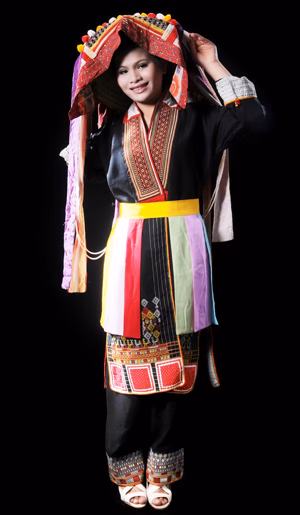 Một số thí sinh rực rỡ trong trang phục dân tộc. Một số thí sinh rực rỡ trong trang phục dân tộc