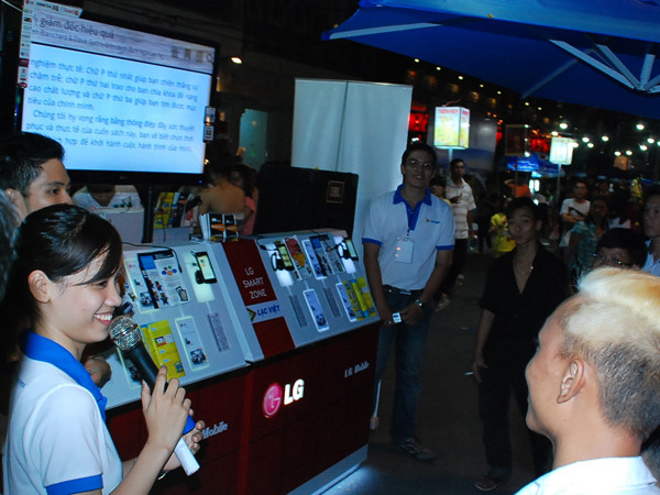 Bên cạnh đó, những gian hàng truyền thống như quầy đọc sách miễn phí 