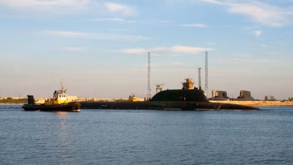 Tàu ngầm hạt nhân Severodvinsk tại cảng neo đậu thuộc nhà máy Sevmash