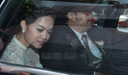 Cô dâu, chú rể ngồi trong xe. Cô dâu, chú rể ngồi trong xe