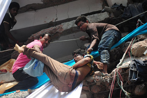 Nạn nhân của vụ sập tòa nhà 8 tầng sáng nay ở Bangladesh đang được đưa ra khỏi hiện trường . Nạn nhân của vụ sập tòa nhà 8 tầng sáng nay ở Bangladesh đang được đưa ra khỏi hiện trường