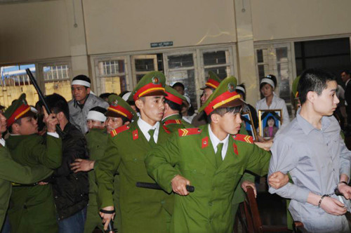 Từ sáng sớm rất đông các chiến sỹ công an, lực lượng bảo vệ có mặt để chuẩn bị an minh cho phiên tòa. Các phóng viên đã tới tòa từ rất sớm để chuẩn bị tác nghiệp, đưa tin. Luật sư Huỳnh - người bảo vệ lợi ích cho gia đình bị hại. Trong khi gia đình bị hại phẫn nộ, đau đớn... ... thì người nhà bị cáo Luyện lo lắng "ẩn" vào chỗ khuất. Ba bị cáo được áp tải tới tòa án và được hộ tống bởi khoảng gấn 300 chiến sĩ cảnh sát. Bị cáo Lê Văn Mến (bố của Lê Văn Luyện) bước vào tòa Khi thấy Lê Văn Luyện, người nhà cháu Bích đã xô tới kêu khóc, la ó đòi công bằng khiến lực lượng công an buộc phải áp tải cả ba bị cáo ra phòng Kiểm sát viên để bảo vệ. Lê Văn Luyện mặc quần bò áo sơ mi, khuôn mặt trắng trẻo gầy hơn lần xét xử sơ thẩm ngồi lặng thinh đợi phiên tòa bắt đầu. Lê Văn Luyện quay sang nhìn bố không nói được câu nào. Lê Văn Luyện lí nhí khai nhận toàn bộ quá trình gây án giết người, cướp vàng tại tiệm vàng Ngọc Bích Bị cáo Lê Văn Miên cho rằng vì quá thương con và hiểu biết pháp luật "nông cạn" nên mới bao che tội cho con mình. Tòan cảnh phiên tòa. Phiên tòa buổi sáng kết thúc, thấy gia đình bị hại quá bức xúc, rất nhiều cảnh sát vây quanh các bị cáo nhằm tránh xảy ra xô xát. Các bị cáo được áp tải lên xe trở về nơi giam giữ chuẩn bị cho phiên xử buổi chiều. Các bị cáo được tháo còng sau khi được dẫn giải tới phiên tòa Các bị cáo ngồi lặng lẽ trong vồng vây của lựng lượng bảo vệ trong khi gia đình người bị hại la ó. Lê Văn Luyện ngáp ngắn ngáp dài không cần lấy tay che... Và nắm chặt đôi tay đã cướp đi ba mạng người khi nghe gia đình bị hại và các luật sư tranh luận. Ông Trịnh Văn Tín - ông nội cháu Bích nêu những nghi vấn chưa sáng tỏ trong vụ án. Lê Văn Luyện lí nhí khi được nói lời cuối: "Bị cáo xin lỗi toàn xã hội và xin lỗi gia đình nạn nhân. Bị cáo mong được tòa giảm án cho mình và người thân” Các bị cáo cúi đầu nghe tòa tuyên án. Từ sáng sớm rất đông các chiến sỹ công an, lực lượng bảo vệ có mặt để chuẩn bị an minh cho phiên tòa. Các phóng viên đã tới tòa từ rất sớm để chuẩn bị tác nghiệp, đưa tin. Luật sư Huỳnh - người bảo vệ lợi ích cho gia đình bị hại. Trong khi gia đình bị hại phẫn nộ, đau đớn... ... thì người nhà bị cáo Luyện lo lắng "ẩn" vào chỗ khuất. Ba bị cáo được áp tải tới tòa án và được hộ tống bởi khoảng gấn 300 chiến sĩ cảnh sát. Bị cáo Lê Văn Mến (bố của Lê Văn Luyện) bước vào tòa Khi thấy Lê Văn Luyện, người nhà cháu Bích đã xô tới kêu khóc, la ó đòi công bằng khiến lực lượng công an buộc phải áp tải cả ba bị cáo ra phòng Kiểm sát viên để bảo vệ. Lê Văn Luyện mặc quần bò áo sơ mi, khuôn mặt trắng trẻo gầy hơn lần xét xử sơ thẩm ngồi lặng thinh đợi phiên tòa bắt đầu. Lê Văn Luyện quay sang nhìn bố không nói được câu nào. Lê Văn Luyện lí nhí khai nhận toàn bộ quá trình gây án giết người, cướp vàng tại tiệm vàng Ngọc Bích Bị cáo Lê Văn Miên cho rằng vì quá thương con và hiểu biết pháp luật "nông cạn" nên mới bao che tội cho con mình. Tòan cảnh phiên tòa. Phiên tòa buổi sáng kết thúc, thấy gia đình bị hại quá bức xúc, rất nhiều cảnh sát vây quanh các bị cáo nhằm tránh xảy ra xô xát. Các bị cáo được áp tải lên xe trở về nơi giam giữ chuẩn bị cho phiên xử buổi chiều. Các bị cáo được tháo còng sau khi được dẫn giải tới phiên tòa Các bị cáo ngồi lặng lẽ trong vồng vây của lựng lượng bảo vệ trong khi gia đình người bị hại la ó. Lê Văn Luyện ngáp ngắn ngáp dài không cần lấy tay che... Và nắm chặt đôi tay đã cướp đi ba mạng người khi nghe gia đình bị hại và các luật sư tranh luận. Ông Trịnh Văn Tín - ông nội cháu Bích nêu những nghi vấn chưa sáng tỏ trong vụ án. Lê Văn Luyện lí nhí khi được nói lời cuối: "Bị cáo xin lỗi toàn xã hội và xin lỗi gia đình nạn nhân. Bị cáo mong được tòa giảm án cho mình và người thân” Các bị cáo cúi đầu nghe tòa tuyên án.