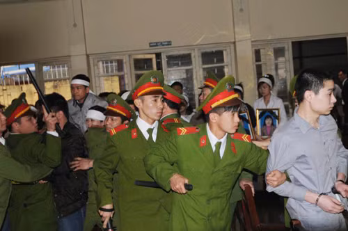 Từ sáng sớm rất đông các chiến sỹ công an, lực lượng bảo vệ có mặt để chuẩn bị an minh cho phiên tòa. Các phóng viên đã tới tòa từ rất sớm để chuẩn bị tác nghiệp, đưa tin. Luật sư Huỳnh - người bảo vệ lợi ích cho gia đình bị hại. Trong khi gia đình bị hại phẫn nộ, đau đớn... ... thì người nhà bị cáo Luyện lo lắng "ẩn" vào chỗ khuất. Ba bị cáo được áp tải tới tòa án và được hộ tống bởi khoảng gấn 300 chiến sĩ cảnh sát. Bị cáo Lê Văn Mến (bố của Lê Văn Luyện) bước vào tòa Khi thấy Lê Văn Luyện, người nhà cháu Bích đã xô tới kêu khóc, la ó đòi công bằng khiến lực lượng công an buộc phải áp tải cả ba bị cáo ra phòng Kiểm sát viên để bảo vệ. Lê Văn Luyện mặc quần bò áo sơ mi, khuôn mặt trắng trẻo gầy hơn lần xét xử sơ thẩm ngồi lặng thinh đợi phiên tòa bắt đầu. Lê Văn Luyện quay sang nhìn bố không nói được câu nào. Lê Văn Luyện lí nhí khai nhận toàn bộ quá trình gây án giết người, cướp vàng tại tiệm vàng Ngọc Bích Bị cáo Lê Văn Miên cho rằng vì quá thương con và hiểu biết pháp luật "nông cạn" nên mới bao che tội cho con mình. Tòan cảnh phiên tòa. Phiên tòa buổi sáng kết thúc, thấy gia đình bị hại quá bức xúc, rất nhiều cảnh sát vây quanh các bị cáo nhằm tránh xảy ra xô xát. Các bị cáo được áp tải lên xe trở về nơi giam giữ chuẩn bị cho phiên xử buổi chiều. Các bị cáo được tháo còng sau khi được dẫn giải tới phiên tòa Các bị cáo ngồi lặng lẽ trong vồng vây của lựng lượng bảo vệ trong khi gia đình người bị hại la ó. Lê Văn Luyện ngáp ngắn ngáp dài không cần lấy tay che... Và nắm chặt đôi tay đã cướp đi ba mạng người khi nghe gia đình bị hại và các luật sư tranh luận. Ông Trịnh Văn Tín - ông nội cháu Bích nêu những nghi vấn chưa sáng tỏ trong vụ án. Lê Văn Luyện lí nhí khi được nói lời cuối: "Bị cáo xin lỗi toàn xã hội và xin lỗi gia đình nạn nhân. Bị cáo mong được tòa giảm án cho mình và người thân” Các bị cáo cúi đầu nghe tòa tuyên án.