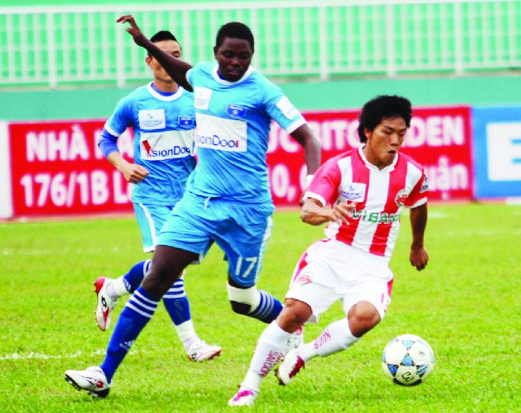 Một pha trong trận Navibank SG thắng Hòa Phát HN 2-0 Ảnh: Tường Vũ 