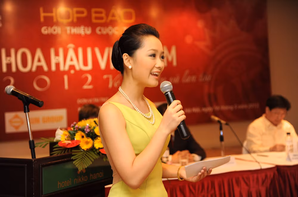 Thu Hà cũng là người đảm nhiệm vai trò MC trong buổi họp báo hôm nay