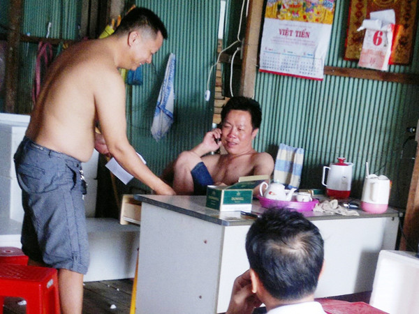 Thương lái Trung Quốc mượn nhà dân, mua cua qua điện thoại. Ảnh: Nguyễn Tiến Hưng. Thương lái Trung Quốc mượn nhà dân, mua cua qua điện thoại Ảnh: Nguyễn Tiến Hưng