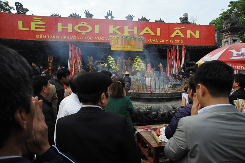 Trước giờ khai ấn, du khách đã chen lấn tại đền. Trước giờ khai ấn, du khách đã ken đặc tại đền