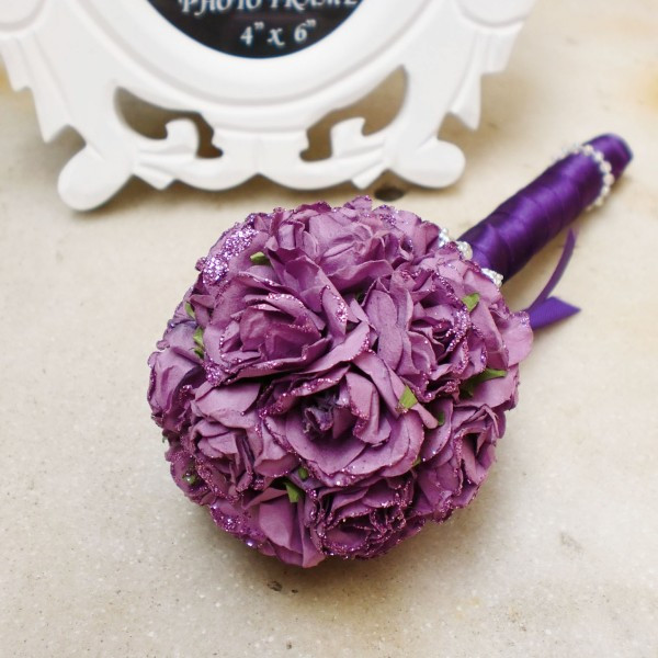 Từ hoa cưới... ...thiếp cưới ...những món đồ trang trí tại tiệc cưới tới trang phục của cô dâu chú rể để tràn ngập sắc tím thủy chung.