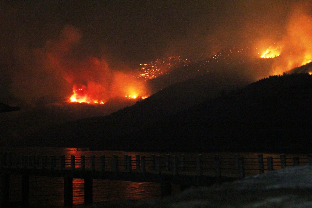 tới 21h đám cháy vẫn chưa được khống chế và tiếp tục lan nhanh