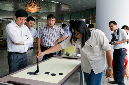 Thư pháp gia Đặng Anh Việt viết chữ tặng người xem