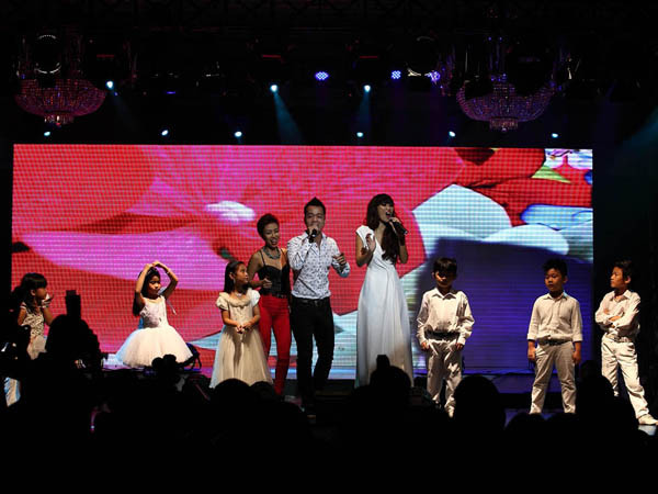 Thảo Trang, Hà Okio và Hà Anh hòa giọng trên sân khấu