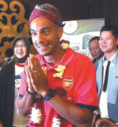 Walcott đang cố gắng lấy cảm tình của fan Indonesia. Ảnh: TW